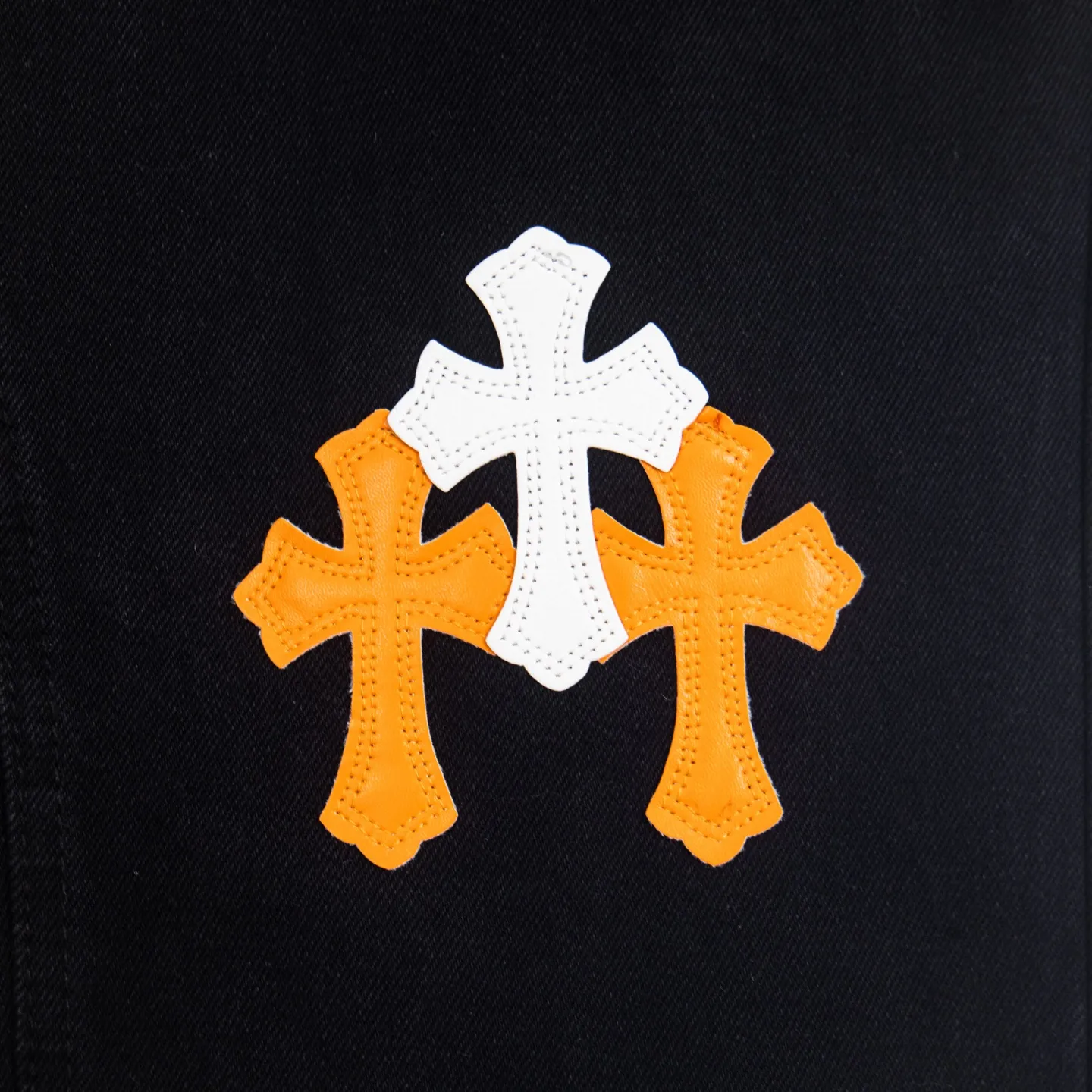 P260 Chrome Hearts Black Pants Sanskrit Yellow and White Patch Leather Jeans CH jeans need to be washed before being dismantled and then hand-stitched with sheepskin cross leather and then spliced ​​together. The whole piece has too many craftsmanship to explain. The patches are decorated with cross patterns and the high-waisted washed jeans! ! Absolutely high-end luxury products, god-level single products and super popular products, made with top heavy industry, a must-see magic weapon. Customized hardware. The fabric is thick and soft after washing. It has good breathability. Customized small leather label. Unique design. The details are simple and elegant, and the workmanship is exquisite. The entire trousers are neatly routed and the details are in place! It’s so cool that both men and women can easily control the genderless trend! Style number: 1874# Color: black Size: 28 30 32 34